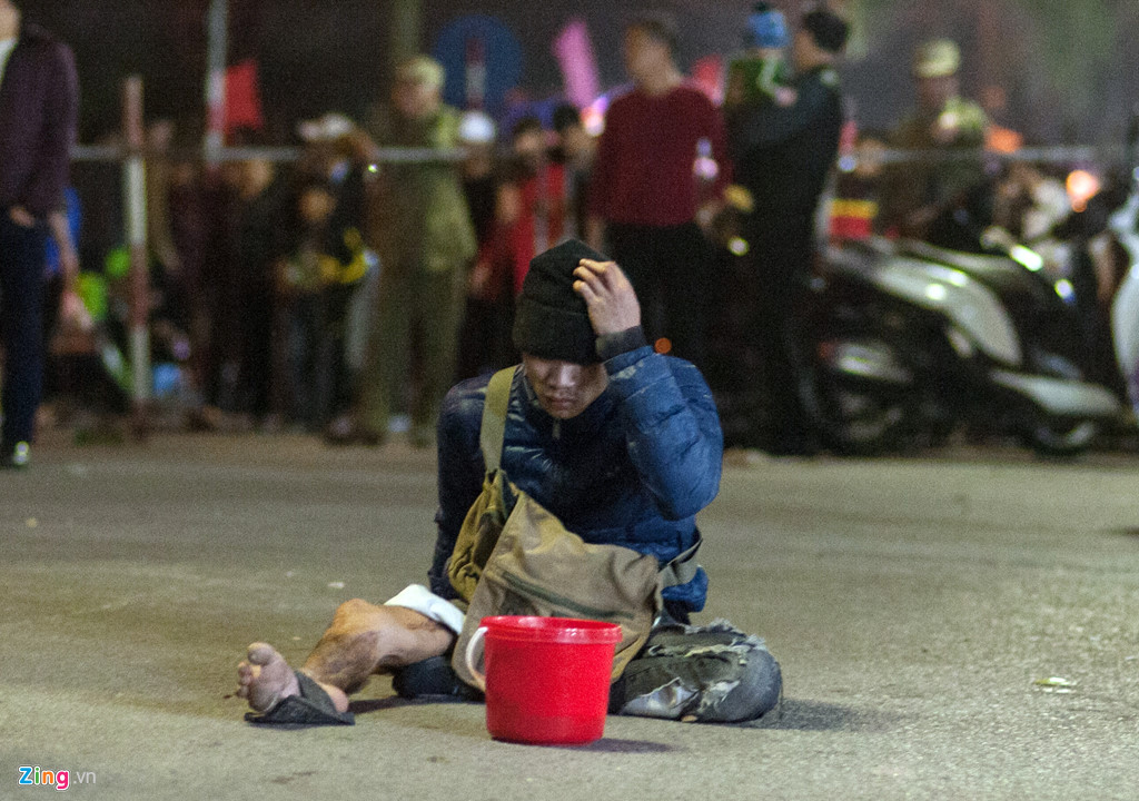 Người ăn xin vây kín đền Trần đêm khai ấn